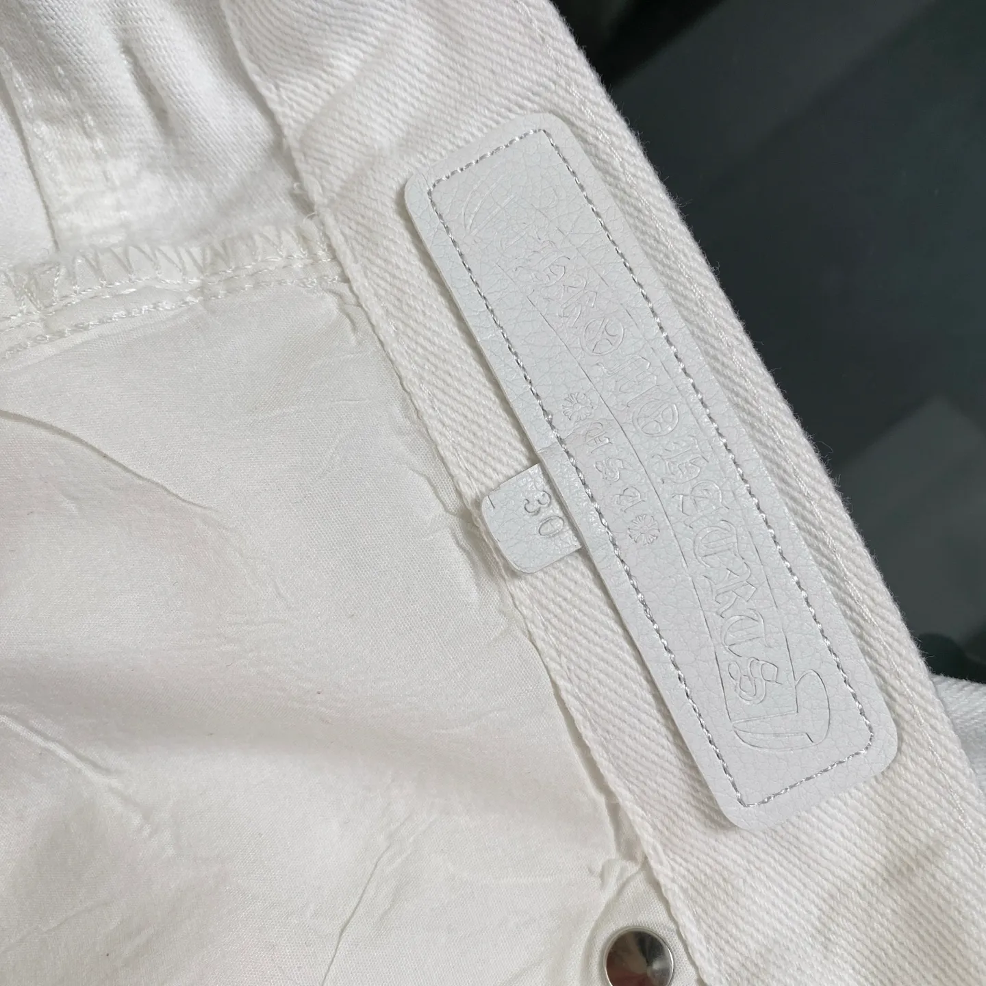 P240 chrome hearts Chrome Hearts 2025 new London limited apple green cross patch leather white jeans vi Top heavy industry fashionable design] Consistent high street luxury style creation. Speaking of this style, the Zangyin family and GU family are definitely the leading representative brands. Especially the Zangyin family has really achieved a state-of-the-art effect in creating high street style. The unique washed material is used to create this style. The color system is quite eye-catching. After it is decorated with patchwork cross flowers, it cleverly highlights the charm of the brand. Secondly, this style uses classic The classic high-waist cutting design highlights the long legs and fashionable temperament of the upper body. The brand is highly recognizable and the slim fit configuration is more suitable for daily wear. It is a product that interprets personality, fashion, and specifications at a glance. This single product is enough to make any fan excited. It can be a white T-shirt for youthful preppy style, or a tight suspender for lady style. It has strong matching ability and can be easily controlled by men.  [Materials and craftsmanship] Needless to say, this point goes without saying. As an excellent craftsman brand, Zangyin’s requirements for details and craftsmanship are really perfect. The washed color of this model has gone through so many processes, not to mention the embellishment of denim appliques. It is also purely hand-made and sewn. Just like what they believe in, only hand-made things have soul and have the meaning of wear. A top-notch heavy-duty fashionable denim item, I look forward to your perfect interpretation! !  Size:28-34